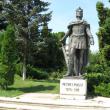 Suceava, între statuia lui Petru I Muşat şi „Monumentul eroilor şi martirilor Bucovinei”