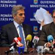 Ministrul Nicolăescu şi preşedintele Sanitas, Marius Petcu, la semnarea acordului. Foto: MEDIAFAX
