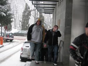 Ieri după-amiază, cu cătuşe la mâini, cei doi tineri au fost duşi de poliţişti la Parchetul de pe lângă Judecătoria Suceava