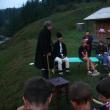 Cercetaşii, cu mic cu mare, ascultând poveşti în tabăra de la Vatra Moldoviţei