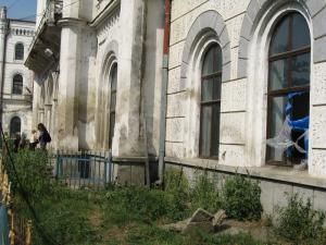 Construită în urmă cu 138 de ani, Gara Iţcani arată acum ca o clădire aproape părăsită