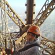 Marius Grigoraş lucrează la restaurarea Turnului Eiffel