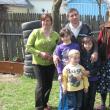 O familie fericită - familia Gorban cu trei dintre copii şi bunica