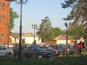 Zeci de romi şi-au instalat de câteva zile cartierul general în parcarea Gării Suceava