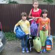 Ioana - Maria, Beatrice şi Lenuţa au primit ghiozdane, hăinuţe şi câteva jucării