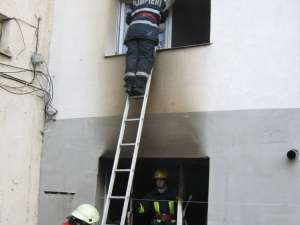 Pompierii au fost nevoiţi să spargă geamul, pentru a intra în apartamentul de la etajul I