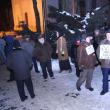 Vreo 20 de suceveni au continuat să înfrunte frigul şi au protestat şi aseară