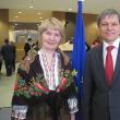 Artista Lucia Condrea, alături de comisarul european Dacian Cioloş