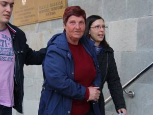 Maria Belei a fost adusă ieri cu cătușe la mână la Parchetul de pe lângă Judecătoria Suceava