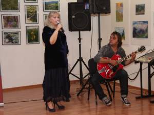 Carmen Agoutin i-a încântat pe cei prezenţi ieri la City Gallery cu câteva piese folk, acompaniată la chitară de Cătălin Onciu