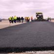 De ieri au început lucrările de asfaltare pe noua pistă de decolare/aterizare a Aeroportului „Ştefan cel Mare” din Salcea