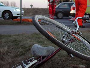 Un copil de 9 ani, pe bicicletă, accidentat mortal de o maşină