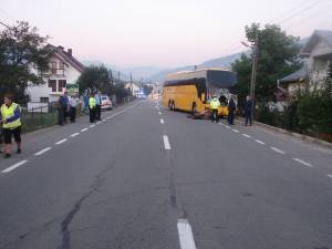 În urma impactului, tânărul de la volanul autocarului nu a mai avut nici o şansă, decedând pe loc