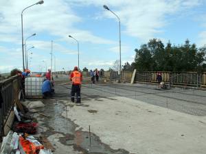 Miercuri după-amiază, în jurul orei 15.30, pe pasajul CFR de la Iţcani lucrau zece muncitori