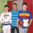 Antrenorul Mihai Pascal alături de doi dintre sportivii săi