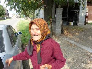 Una din bătrânele din Comănești care nu ştie ce s-a întâmplat cu banii depuşi de ea și de membrii familiei sale