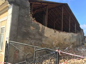 Peretele  imobilului s-a prăbuşit din senin şi a afectat şi o clădire învecinată