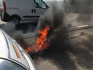 Dispozitivul incendiar a căzut pe asfaltul parcării, unde a ars o perioadă de timp