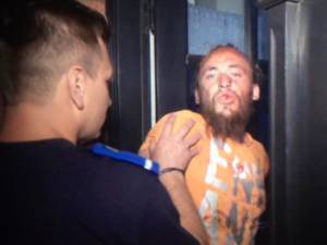 Ioan Beşa, la câteva minute de la comiterea omorului, când a fost încătuşat şi băgat în sediul Postului de Poliţie din Gara Burdujeni