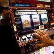 Prejudiciu de peste un milion de lei, pentru afaceri cu un aparat de „păcănele” fără licenţă