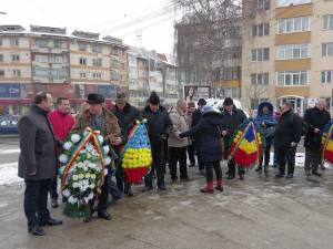 Luni, 15 ianuarie, oficialități locale și județene au depus coroane de flori la bustul poetului Mihai Eminescu din municipiul Suceava