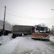Din cauza anvelopelor uzate și a drumului acoperit cu zăpadă, tirul a blocat ambele sensuri ale şoselei