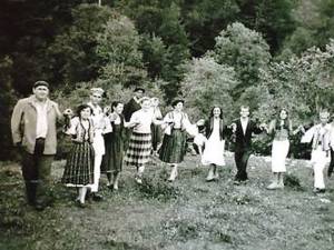 „S-a încins o horă mare”