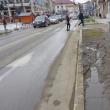 Spațiu verde distrus de mașini parcate pe el, dar și de pietoni