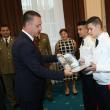 Andrei Alexandru Savin, primind un cadou din partea ministrului Mihai Fifor
