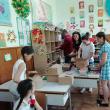 Peste 1.000 de cărţi în limba română, oferite copiilor de la Şcoala Populară de Artă şi Civilizaţie Românească „Ciprian Porumbescu” din Cernăuţi