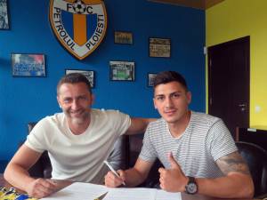 Florin Plămadă semnează contractul cu Petrolul în prezenţa preşedintelui Cristi Vlad