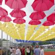 Cupola tricoloră formată din sute de umbrele roşii, galbene și albastre