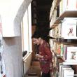 Bibliotecara Daniela Argatu, organizând cărţile primite