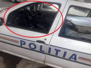Poliţist lovit cu un bolovan, prin geamul maşinii de serviciu, în timpul urmăririi unui suspect