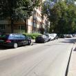 Cele patru maşini acroşate se aflau parcate regulamentar pe partea stângă a drumului