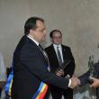 Primarul polonez îi înmânează omologului său român însemnele titlului de Cetăţean de Onoare