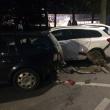 Trei autoturisme parcate regulamentar au fost acroşate luni seara de către un şofer băut
