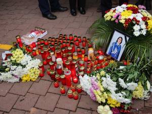 Altar de flori și lumânări la locul tragediei