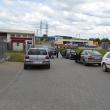 Clienţii nemulţumiţi, adunaţi în fața porţii firmei Duo Mat, la mijlocul lunii mai 2017