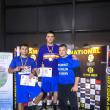Antrenorul Andu Vornicu, alături de cei doi elevi ai săi, medaliaţi la Naţionale