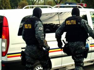 Polițiști rădăuţeni și forțe ale Serviciului pentru Acțiuni Speciale Suceava au efectuat 6 percheziții domiciliare în Rădăuți, Volovăț și Arbore