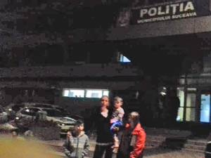 Mariana Matei şi cei trei copii în faţa sediului Poliţiei municipiului Suceava