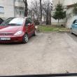 Sistem de rezervare a parcării, montat ilegal pe strada Veronica Micle din Suceava