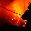 O casă și o stână s-au făcut scrum după un devastator incendiu