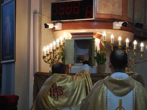 Liturghia Învierii la Biserica Romano-Catolică „Sfântul Ioan Nepomuk” din Suceava va avea loc sâmbătă seară, la ora 21:00 Sursa Biserica Romano-Catolică „Sfântul Ioan Nepomuk”