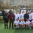 Regretatul Stelian Chiforescu în mijlocul jucătorilor echipei Cosmos, ultima laureată a Cupei AQUA Carpatica