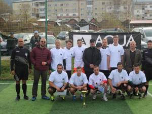 Regretatul Stelian Chiforescu în mijlocul jucătorilor echipei Cosmos, ultima laureată a Cupei AQUA Carpatica