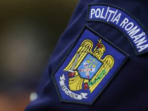 Doi ofițeri de poliție au intervenit și l-au imobilizat pe individ