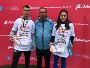 Antrenorul Cristian Prâsneac încadrat de Alexandru Prâsneac si Claudia Costiuc