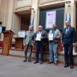 Profesorul Gheorghe Onișoru (al doilea din stânga) a fost premiat pentru două volume publicate